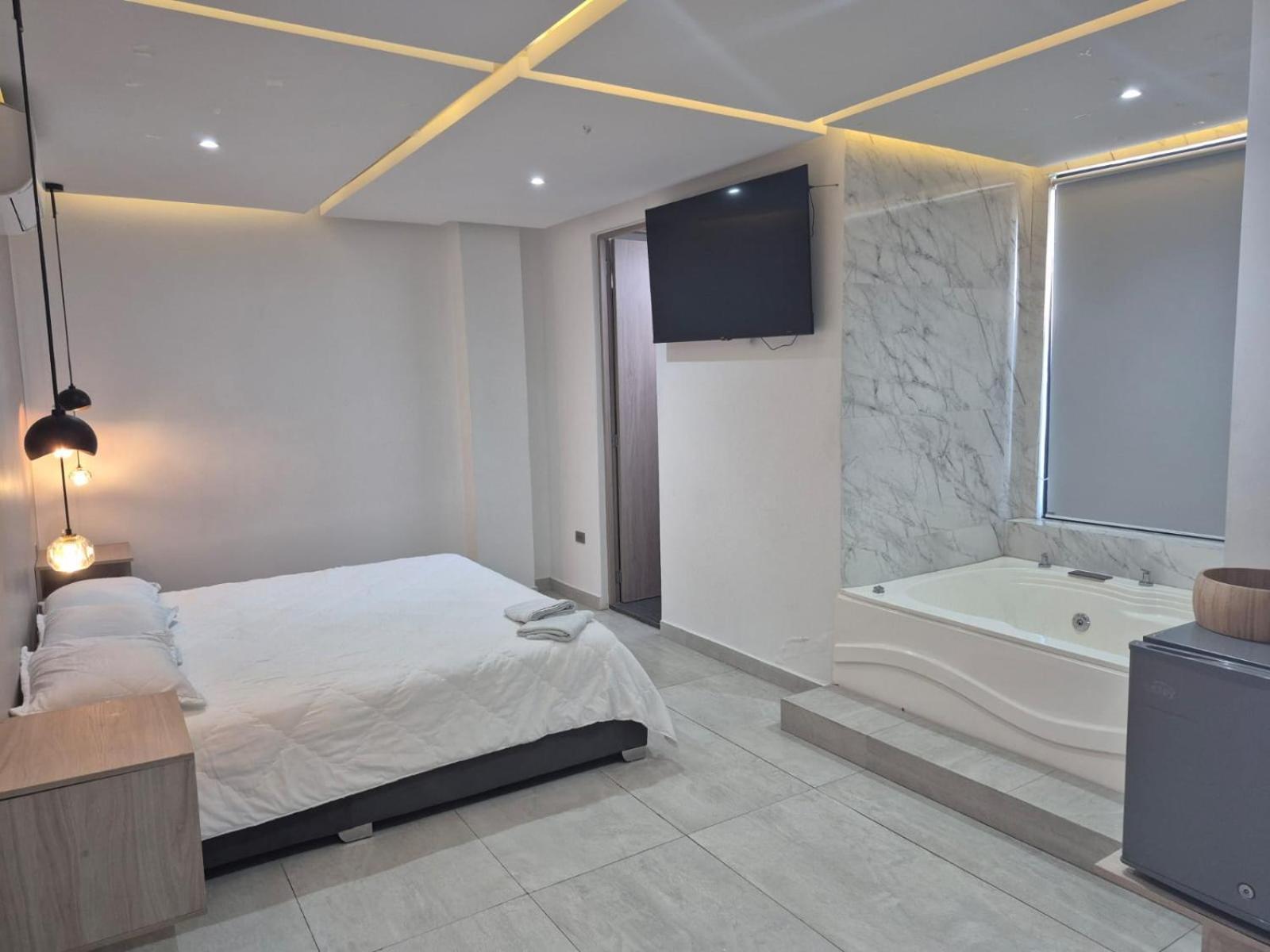 Sky Towers Hotel กูกูตา ภายนอก รูปภาพ